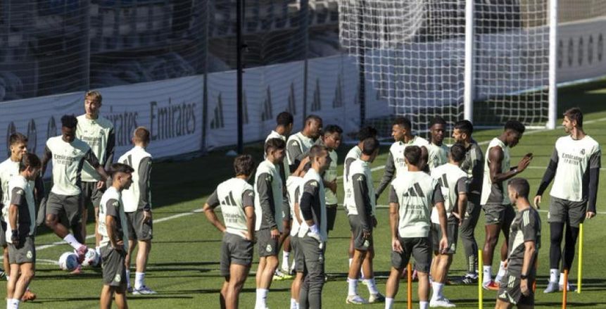 100 مشجع يهتف لنجوم ريال مدريد قبل موقعة ليفانتي في الدوري الإسباني