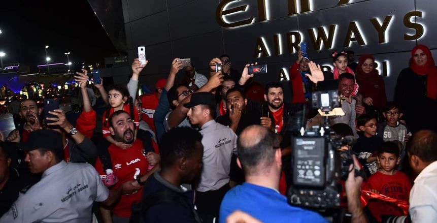 استقبال حافل من جماهير الأهلي لبعثة الفريق بالإمارات