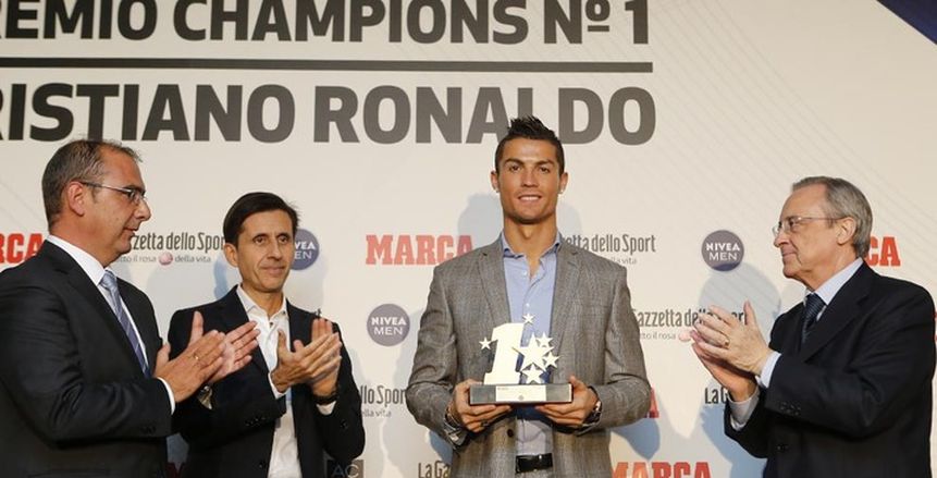 رونالدو يتسلم جائزة أفضل لاعب في دوري الأبطال