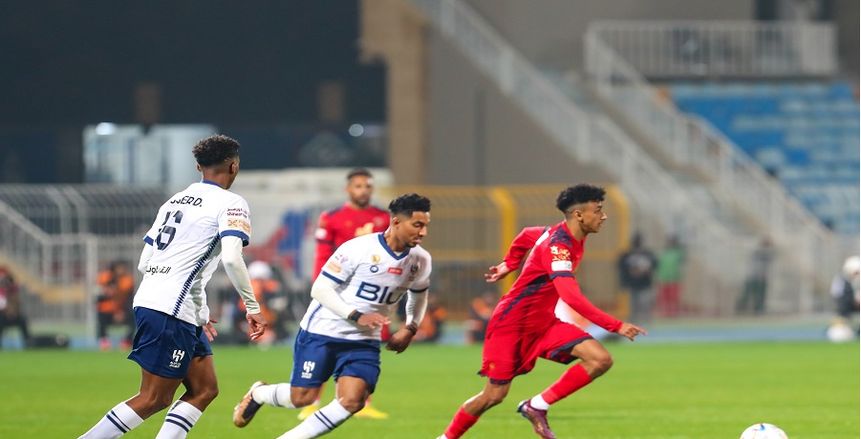 الهلال السعودي يسقط في فخ التعادل 2-2 أمام ضمك بالدوري السعودي