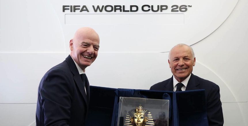 إنفانتينو يمنح «أبو ريدة» درع كأس العالم.. و«توت عنخ آمون» هدية من اتحاد الكرة لـ«فيفا»