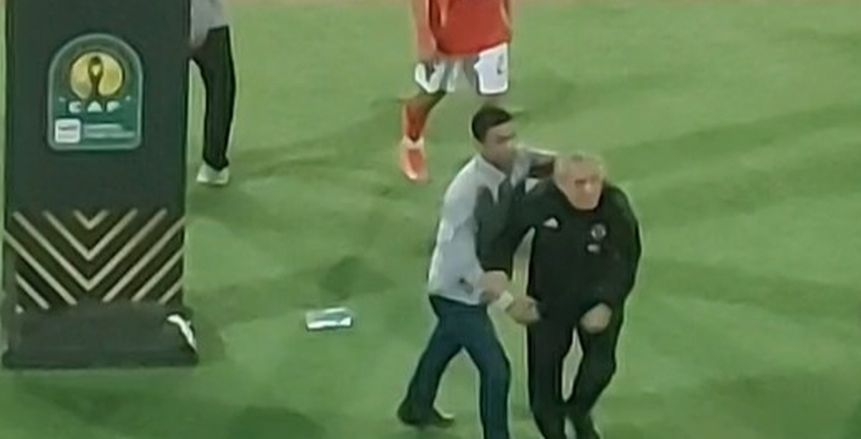 رد فعل كولر بعد هجوم الجماهير ضده وإلقاء زجاجات المياه عليه