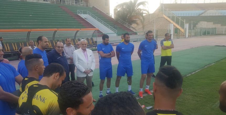 رئيس المقاولون يؤازر لاعبيه قبل مواجهة سموحة