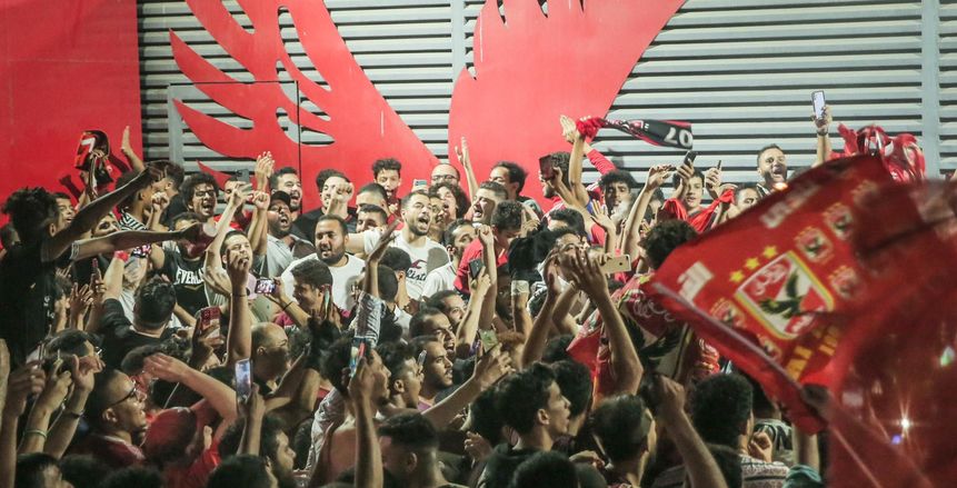جماهير الأهلي تحتفل بالنجمة الإفريقية الـ11 أمام مقر النادي بالجزيرة