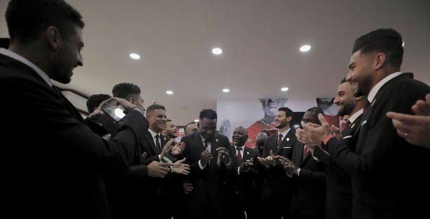 لاعبو الأهلي يحتفلون بعيد ميلاد «أجايي».. وفيفا يحتفي ببطل أفريقيا