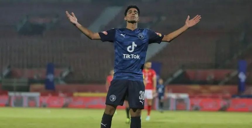 كشافون أوروبيون يتابعون إبراهيم عادل في مباراة بيراميدز والأهلي بالدوري «خاص»