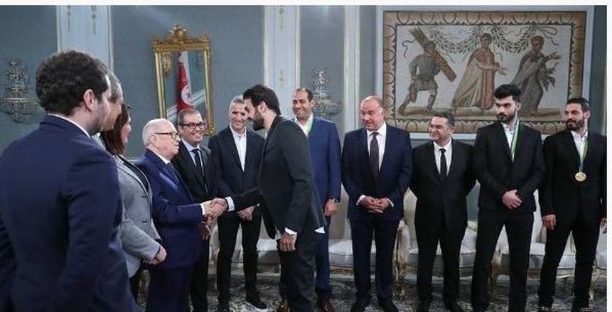 السبسي يكرم المنتخب التونسي لكرة اليد بعد الفوز ببطولة أفريقيا
