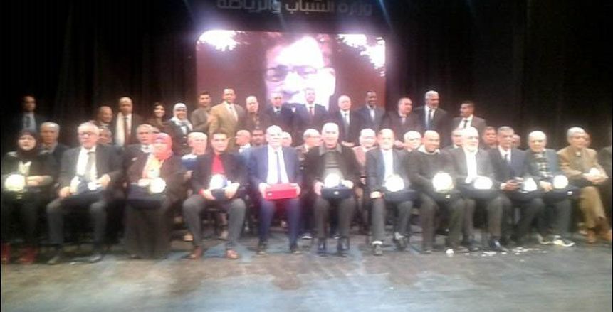 اتتهاء مراسم مهرجان تكريم اللاعبين القدامى بصورة تذكارية