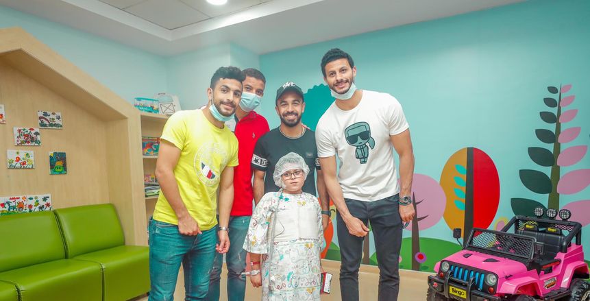 سيد عبدالحفيظ ولاعبو الأهلي في زيارة لمستشفى «الناس» (صور)