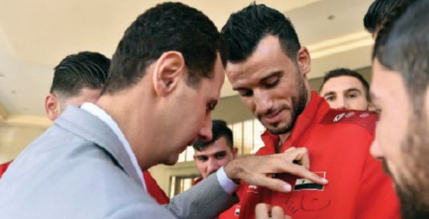 بالصور| بشار الأسد يٌكرم المنتخب السوري ويوقع على قميص عمر السومة