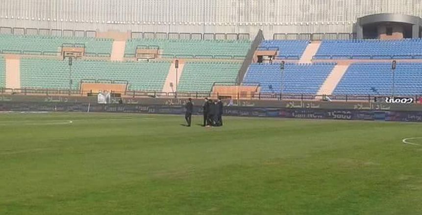 بالصور| طاقم حكام مباراة الأهلي والمقاولون يعاينون أرضية ملعب السلام