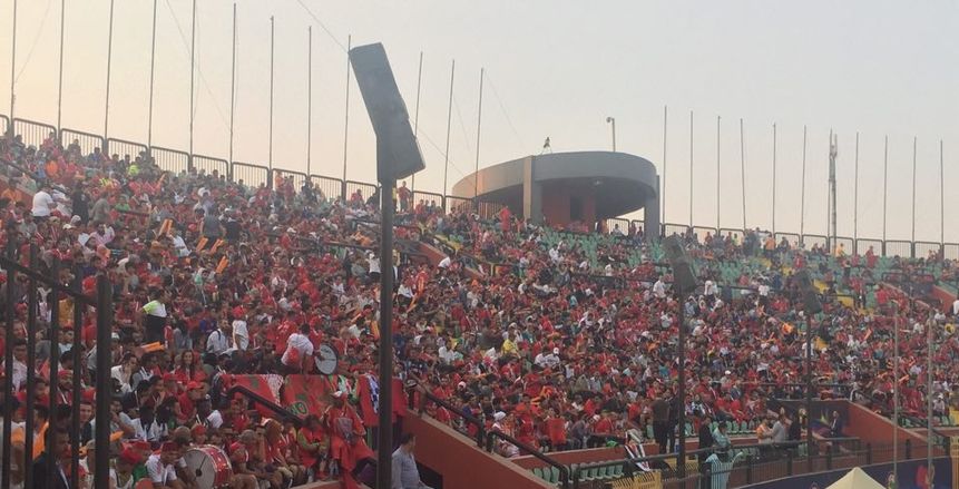 بالصور| الجماهير الجزائرية تشعل مدرجات السلام.. وتشجع المغرب ضد جنوب أفريقيا