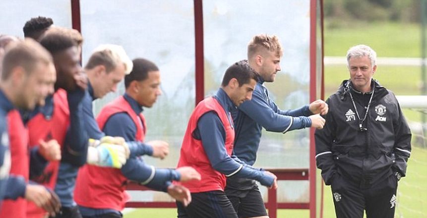 بالصور| مورينيو يقود أولى تدريباته مع مانشستر يونايتد بتواجد ميختاريان وبايلي
