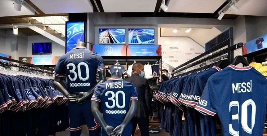 سعر قميص ميسي بعد نفاده من متجر باريس سان جيرمان.. وشروط عقده الجديد