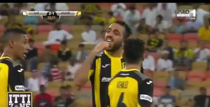 بالفيديو| شجار قوي بين "كهربا" وجماهير اتحاد جدة بسبب سوء أدائه