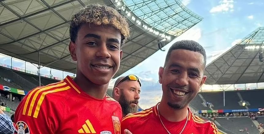 طعن والد لامين يامال في برشلونة.. تفاصيل الحادث وحالته الصحية