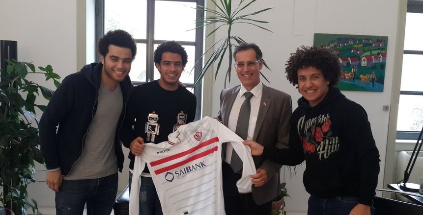 عمر جابر يهدي سفير سويسرا الجديد في مصر تيشرت الزمالك