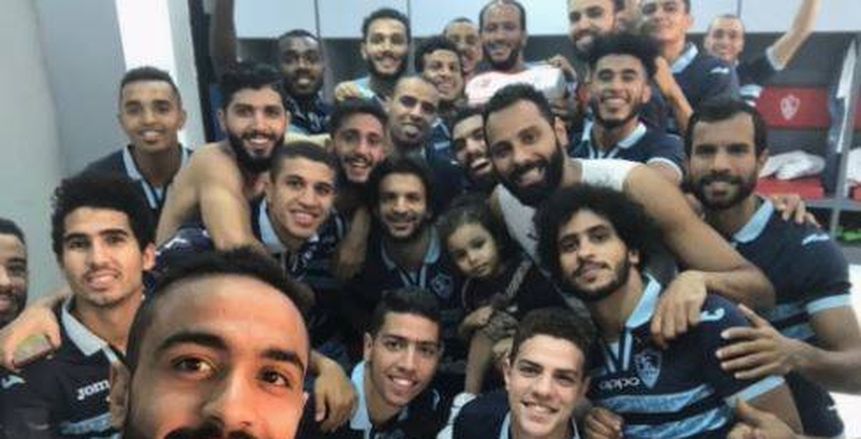 بالصور| لاعبو الزمالك يحتفلون بعيد ميلاد حمدى النقاز