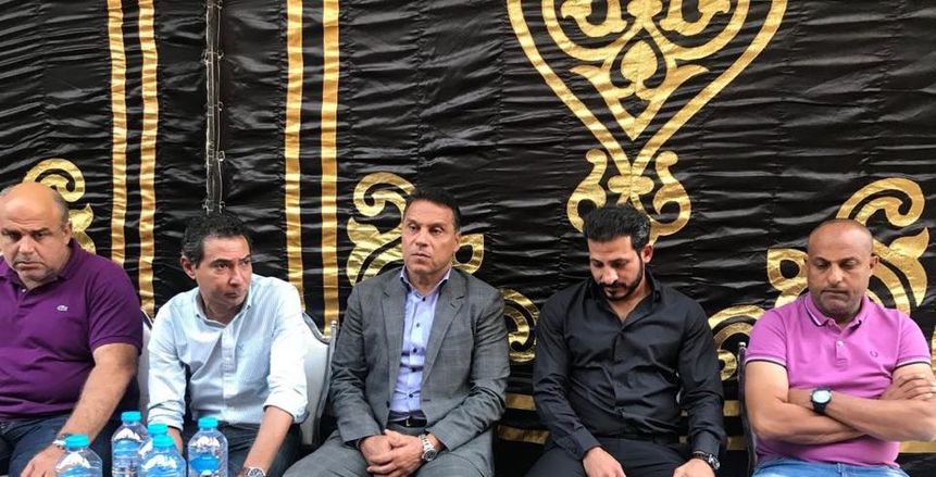 بالصور.. جهاز منتخب مصر يؤدي واجب العزاء في والد سيد معوض بالفيوم