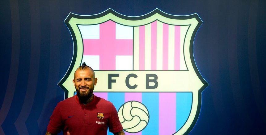 بالفيديو| «فيدال» يصل برشلونة للخضوع للكشف الطبي