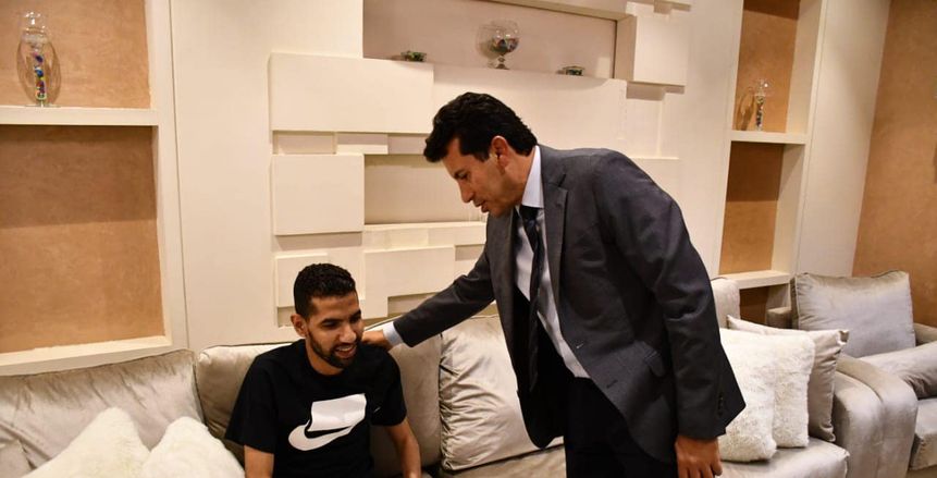 أشرف صبحي يزور مؤمن زكريا في منزله «صور»