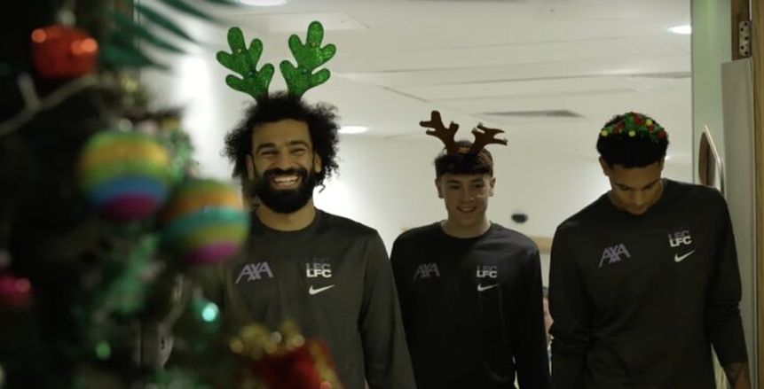 محمد صلاح ونجوم ليفربول في زيارة لمستشفى أطفال احتفالاً بـ«الكريسماس»