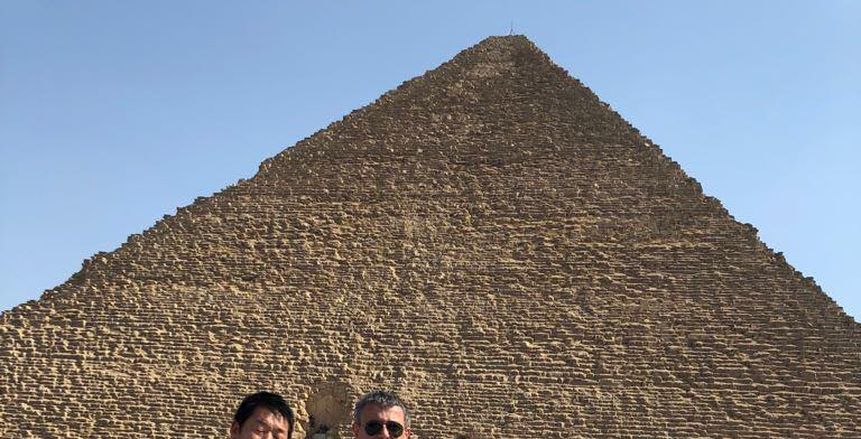بالصور| رئيس الاتحاد الدولي للجمباز ينبهر بآثار مصر في الأهرامات