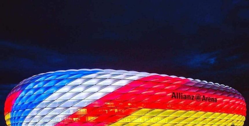ملعب «آليناز أرينا» يتزين قبل مواجهة «ألمانيا» و«فرنسا»