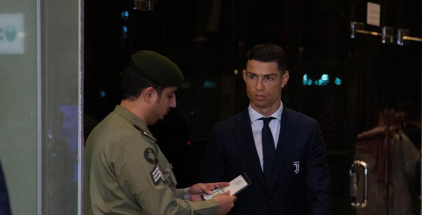 بالصور| رجل أمن سعودي يوقف «رونالدو» بالمطار لهذا السبب.. والإشادات تنهال عليه