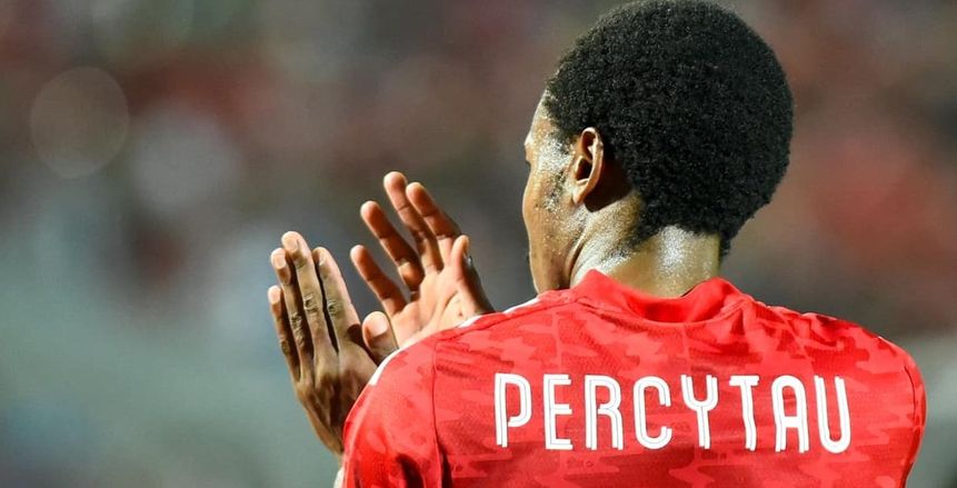 مدرب جنوب أفريقيا يدافع عن بيرسي تاو: «ليس محمد صلاح»