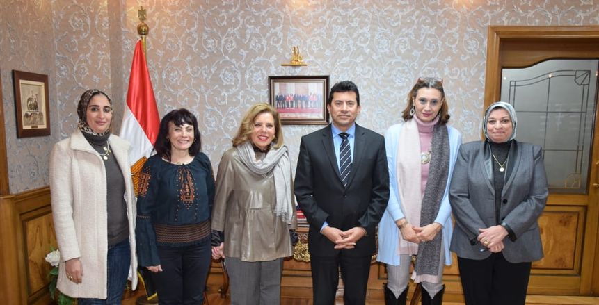 وزير الشباب والرياضة يبحث دعم المهرجان الدولي لمسرح المرأة