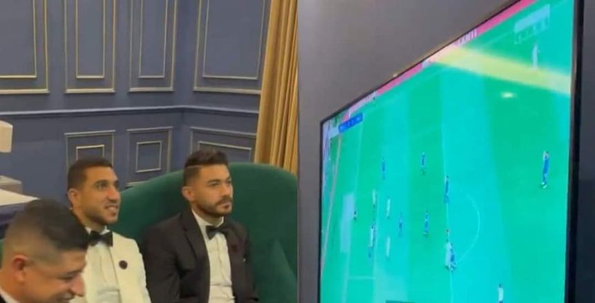 رامي ربيعة يلعب مباراة بلاي ستيشن قبل عقد قرانه.. وعلي لطفي يداعبه