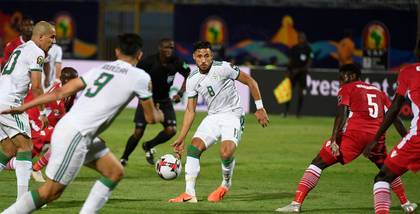 كاف" يعاقب الجزائر بسبب الشماريخ.. ويهدد بمنع جماهير الخضر