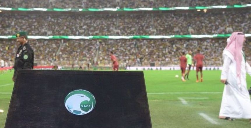 عامل يفصل تقنية "VAR" لشحن هاتفه في الدوري السعودي