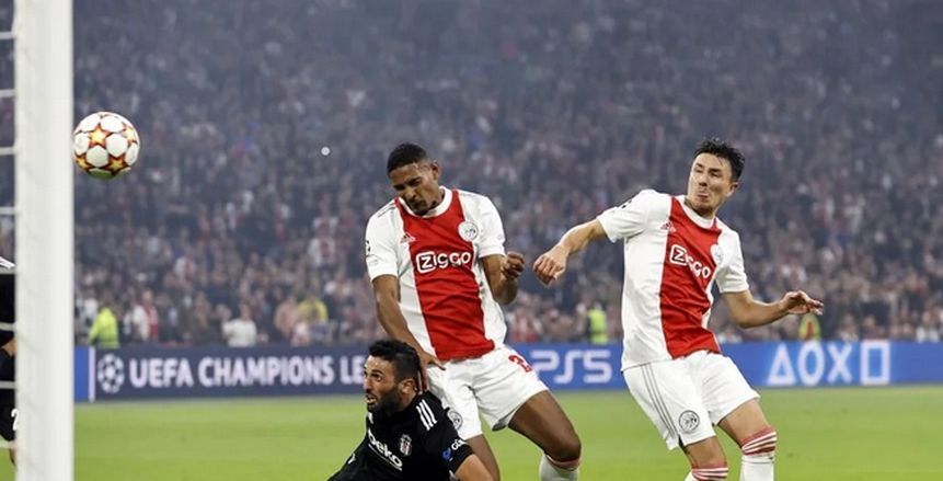 أياكس يسحق بوروسيا دورتموند برباعية في دوري أبطال أوروبا
