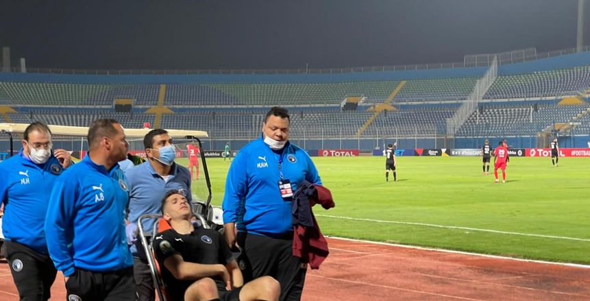 نقل محمود وادي للمستشفى بعد إصابته خلال مباراة بيراميدز ونكانا «صور»