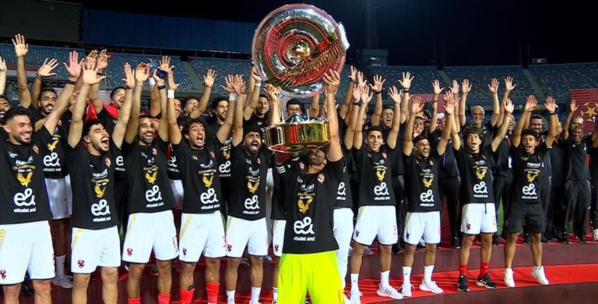لحظة استلام الأهلي درع الدوري الجديد.. «اللقب رقم 44»