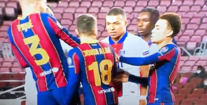 تقارير إسبانية: مبابي هدد جوردي ألبا بالقتل خلال مباراة برشلونة وباريس