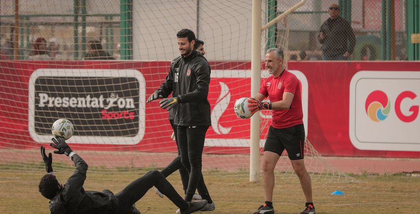 بعد رحيل شريف إكرامي.. لجنة التخطيط في الأهلي تبحث عن "حارس خبرة"