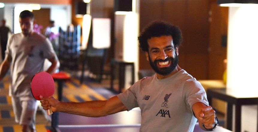 بالصور| محمد صلاح يواصل انتصاراته في الـ"بينج بونج": "الأبطال لا تهزم"