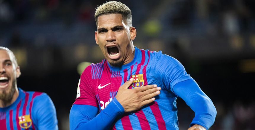 رسميا.. تجديد عقد رونالد أراوخو مع برشلونة حتى عام 2026