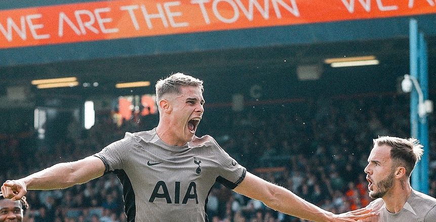 توتنهام يفوز على لوتون تاون ويتصدر ترتيب الدوري الإنجليزي مؤقتا