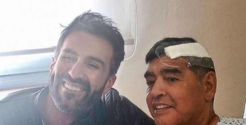 "مع طبيبه الخاص".. حكاية الصورة الأخيرة لـ مارادونا قبل وفاته