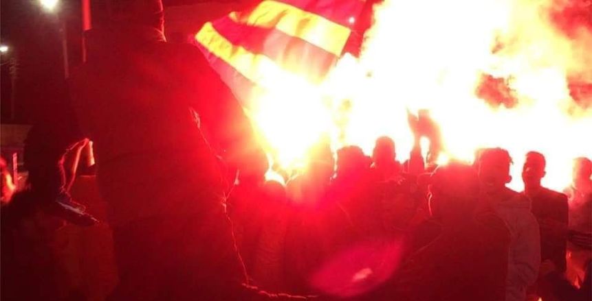 الأمن يفض جماهير الدراويش من أمام النادي الإسماعيلي بقنابل الغاز