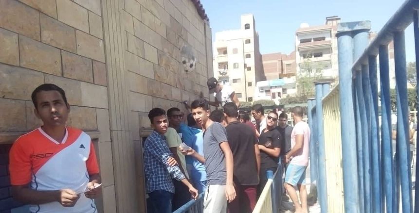 بالصور| إقبال كثيف من جماهير الإسماعيلي لشراء تذاكر مباراة الكويت الكويتي