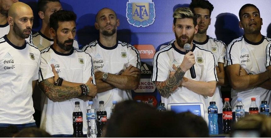 بالفيديو| لاعبي منتخب الأرجنتين يقررون مقاطعة وسائل الإعلام