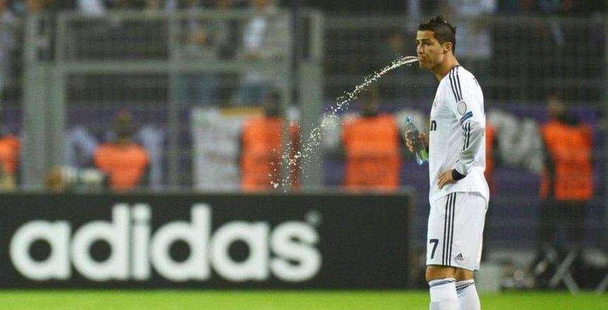 "عندليب الدقي".. محمد هنيدي يسخر من اللوك الجديد لرونالدو (صورة)