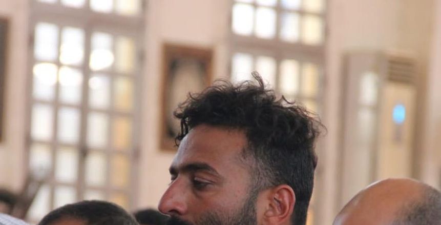 بالصور.. شيكابالا ومحمد شوقي وأحمد صلاح حسني في جنازة والد ميدو