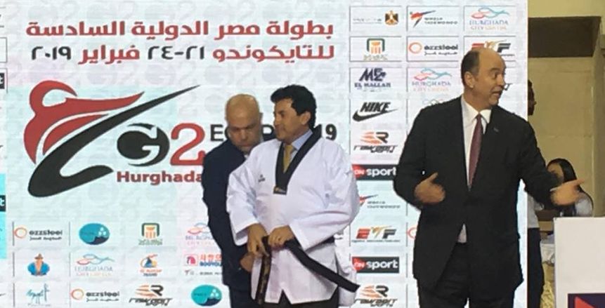 بالصور| الاتحاد المصري للتايكوندو يهدي وزير الرياضة الحزام الأسود
