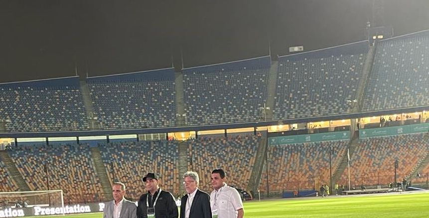 باتشيكو يصافح رئيس لجنة الحكام قبل لقاء الأهلي.. وحديث بين الجانبين